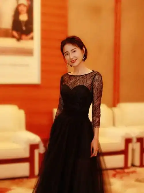 《安家》中的美女演员,两次登上央视春晚舞台,如今34岁却还未婚