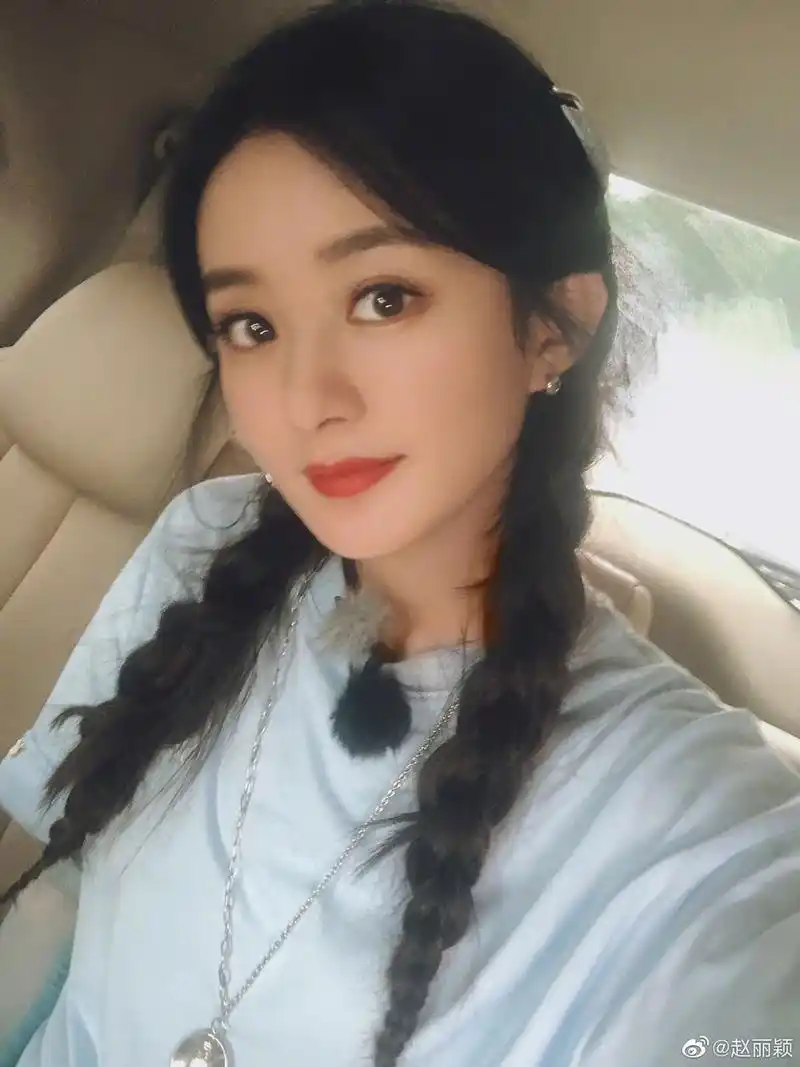 近日,赵丽颖在微博晒出一组美照,并写道:"十八宫格,攒够了.