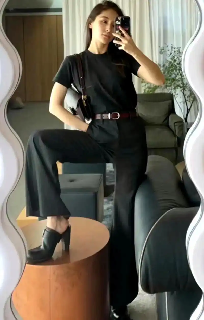 王子文晒自拍好霸气,穿着高跟鞋踩在凳子上凹造型,气质好飒!