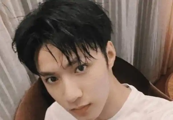 刘耀文晒出素颜湿发照,原相机超真实,终于相信他才16岁了_时尚_五官