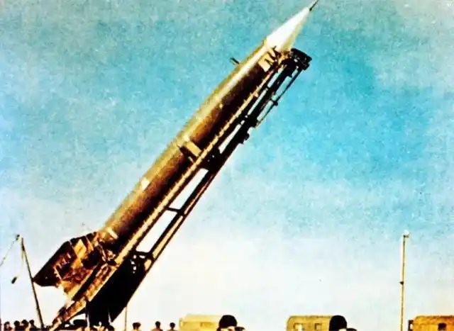 你没见过的东风快递!中国第一颗导弹昂首冲天,背后故事令人唏嘘