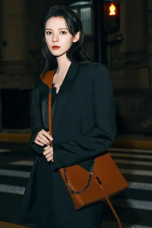 演员@张予曦 最新大片,黑色系套装酷感十足……__财经头条