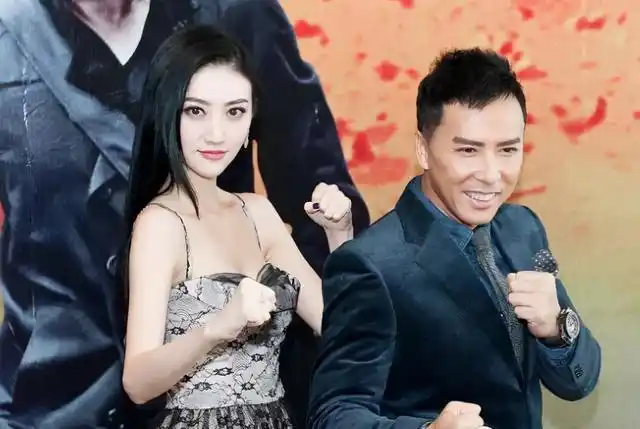 甄子丹大哥也都和景甜一起合影