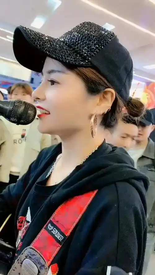 花姐《狂狼》原唱,长得是挺好看的哈,你们认为呢