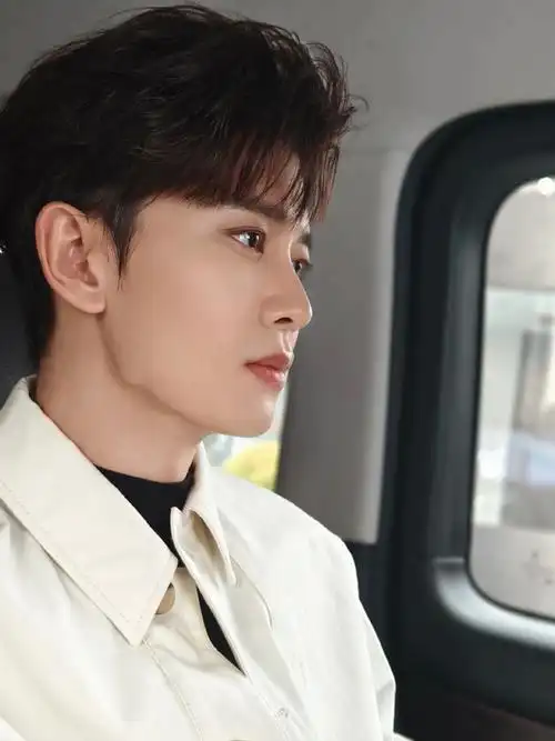 任嘉伦超话今日云端回顾,看boss@任嘉伦allen照片变幻,令人心乱#任苒