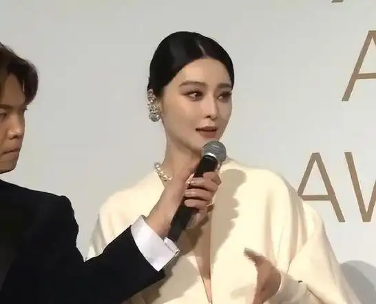 香港这一夜蒋勤勤风光无限冰冰穿太厚赵丽颖手指干净太细节