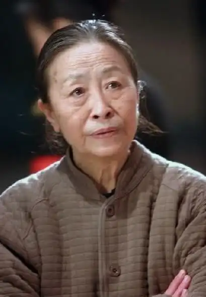 张少华大家一定不陌生,张少华应该以后拍不了戏了,年龄这么大,早该