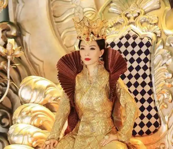 那段时间,除了鹿晗的热度之外,最火的就数陈数了.