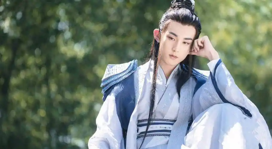 《百灵潭》:万妖之王恋上倒霉公主,是不合格的恋人