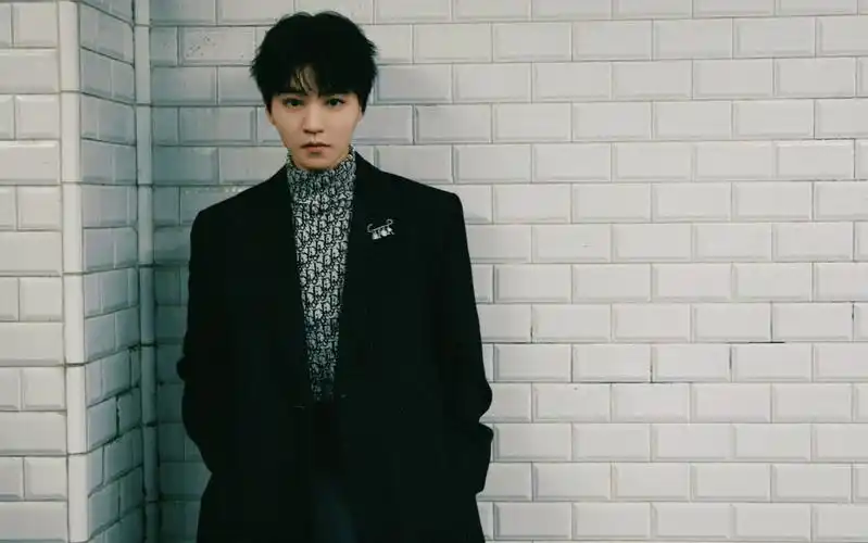 王俊凯迪奥秀场前采访衣服是全球首穿