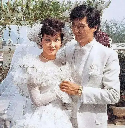 曾被周润发三次赶出家,离婚后嫁富二代隐退,老公破产后复出养家