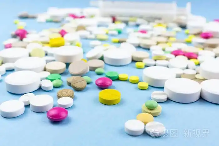 什锦的医药丸, 片剂, 胶囊在蓝色的背景