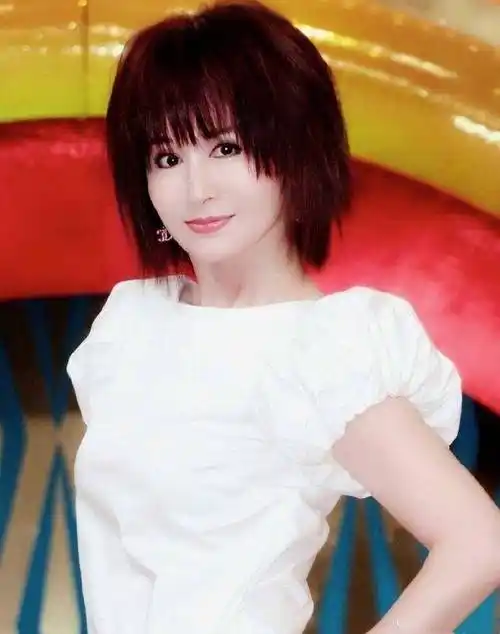 原创潘迎紫真的71岁了穿红色连衣裙配刘海短发说像40岁不过分