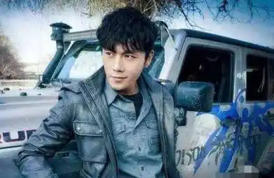 《沙海》中的吴邪,《沙海》是19年由秦昊(饰演吴邪),吴磊(饰演黎簇)