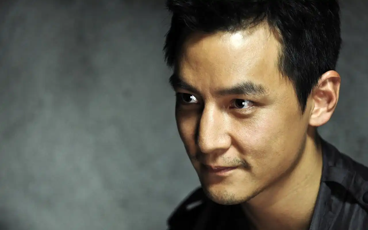 魅力型男吴彦祖帅气写真高清电脑桌面主题壁纸图片大全
