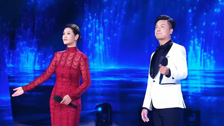 降央卓玛老公竟也是歌手!夫妻同台合唱《顺流逆流》,精彩又洗脑