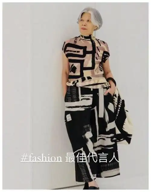 66岁叶惠美太时髦,穿黑白印花裙造型前卫,周杰伦都夸她会穿