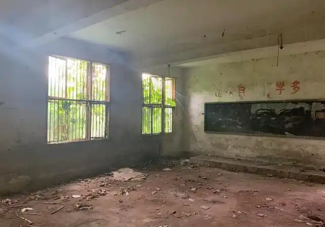 笔者小时候,就在村里的小学就读,最初还是砖瓦房,连电灯都没有,四五