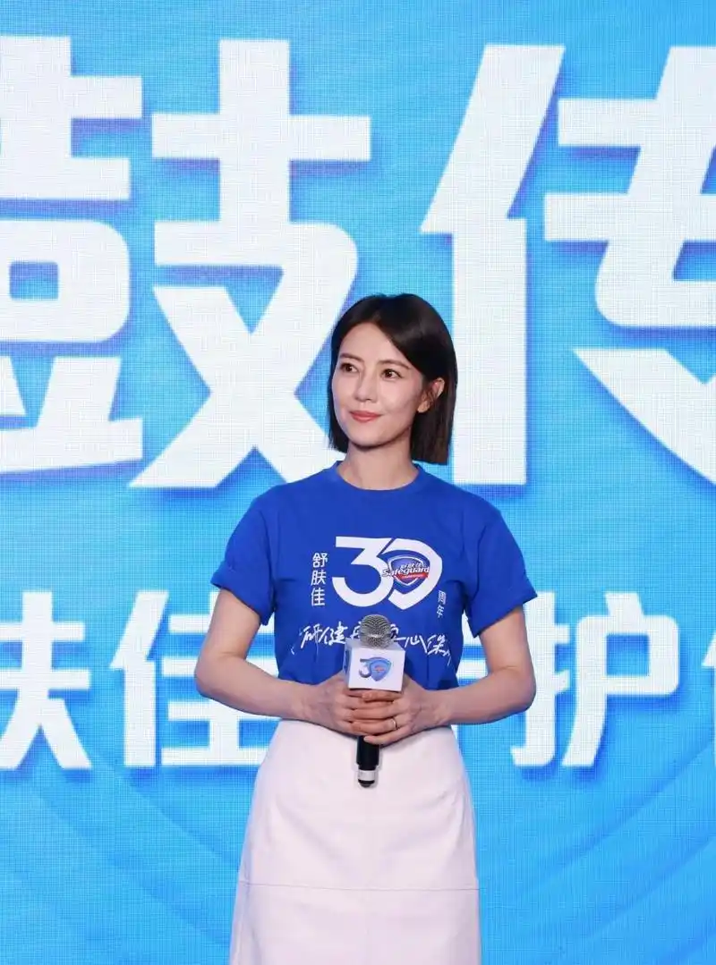 高圆圆蓝t恤搭配白色长裙造型简约,短发女神气质足.