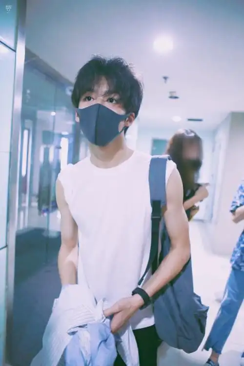 上下班   白色无袖    黑口罩   手臂肌肉   哥哥力   man   宁哥