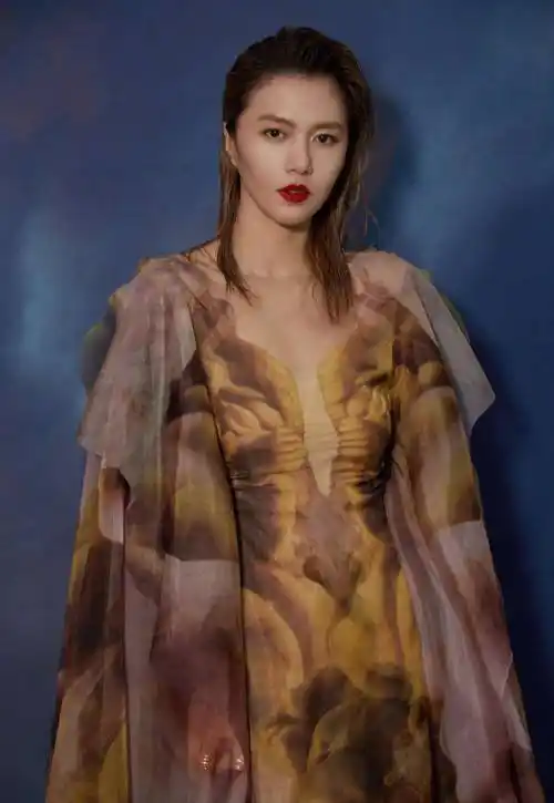 38岁谭维维身材火辣,穿上一朵花的裙子,造型超前惹眼球!