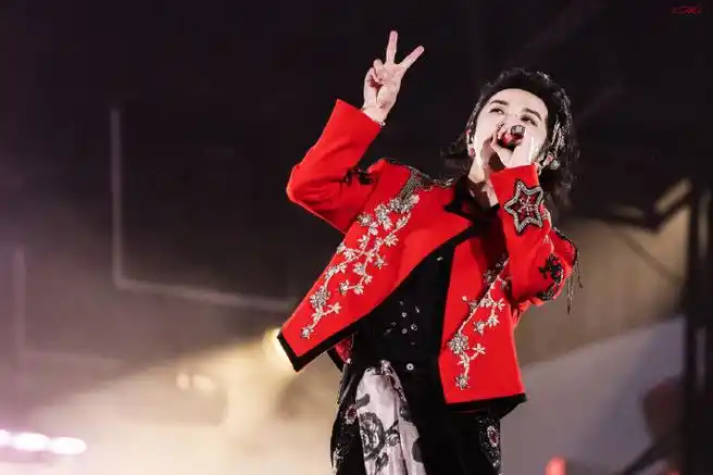 华晨宇鸟巢四面台演唱会第一人##华晨宇演唱会大屏背景是恶评