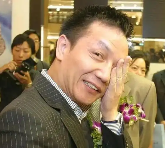 富豪周正毅入狱后嫌监狱太热给牢房装空调服刑16年赚30亿