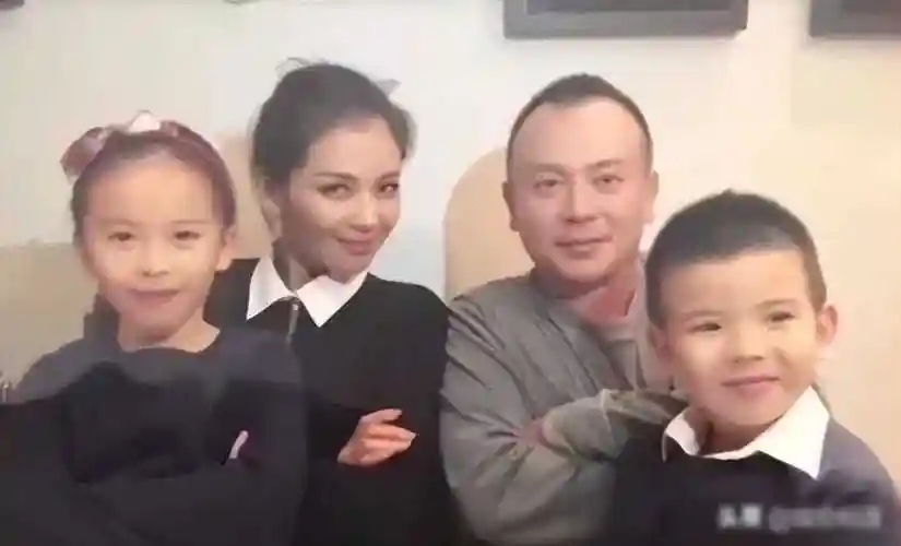 刘涛晒全家福,她44岁细嫩像少女,小2岁老公头顶秃秃像老头