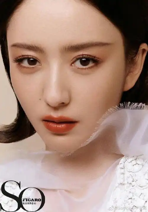 佟丽娅最新大片精致优雅 短发造型搭复古妆容演绎摩登女郎近日,佟丽娅