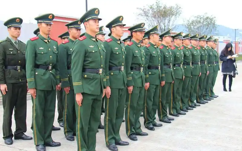 部队允许军人穿军装外出,但为何很多老兵还是喜欢穿便装?