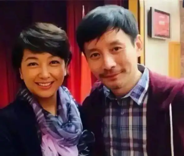 江珊二婚老公田小洁露面头发花白陪继女高亦心逛街颜值抢镜