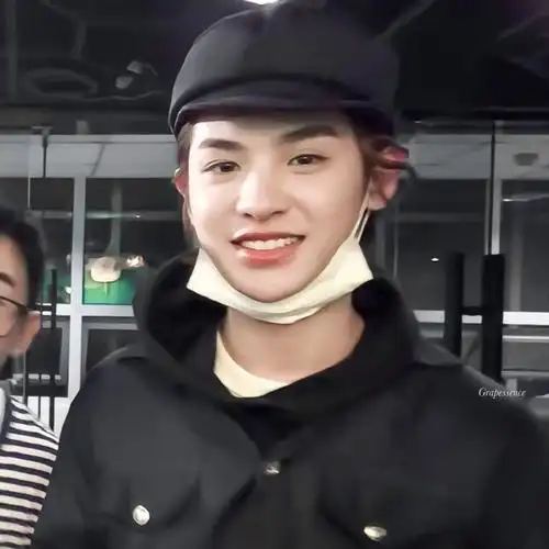 黄明昊超话94#黄明昊justin看我的生活#"小贾素颜太奶了!