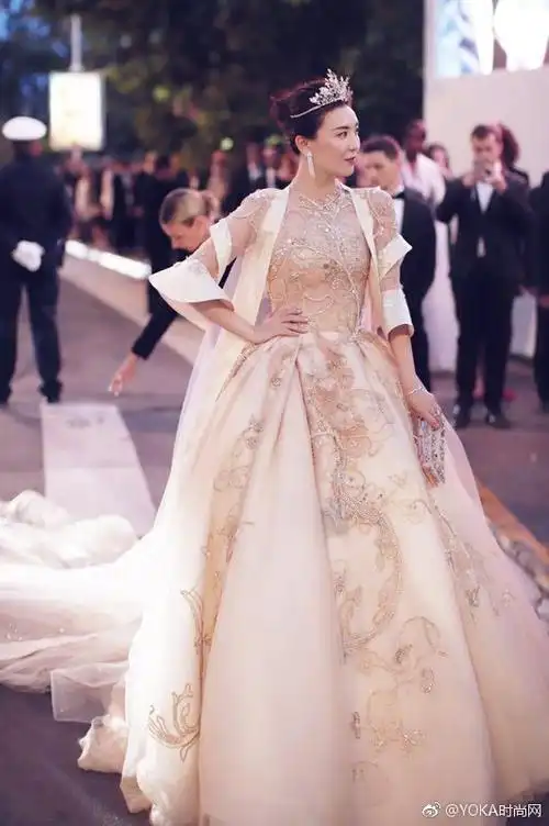 kelsey亮相#戛纳电影节#红毯,精致的蕾丝大拖尾礼服头戴皇冠头饰,让她