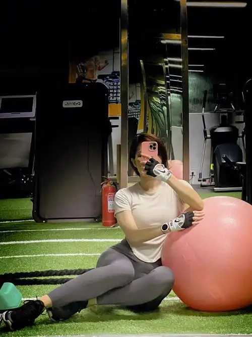 健身房瑜伽球拍照姿势