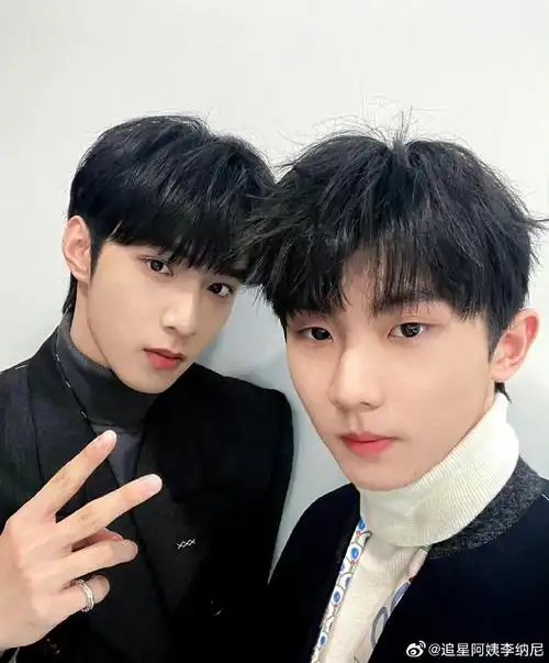 马嘉祺刘耀文看五月天演唱会