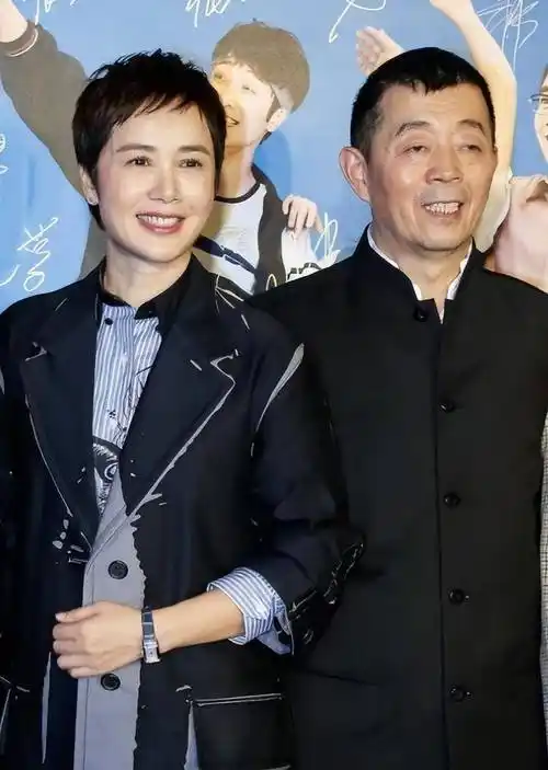 蒋雯丽与老公韩某合影,她身穿风衣短发优雅时尚,老公朴实如农_黑色