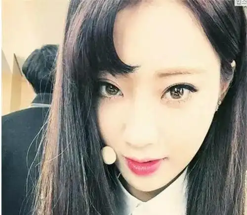 刘海剪短一些,再用吹风筒吹短一些,一款好看弯内的月牙发型示范发型就