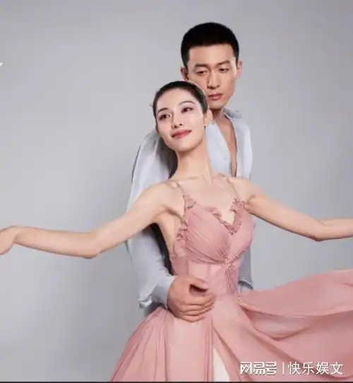 女神钟楚曦终于官宣恋情!晒甜美合照大秀恩爱,男女双方郎才女貌