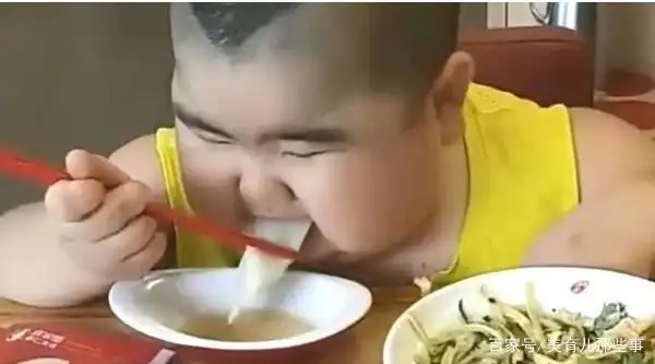 7岁小孩吃水饺走红,胖嘟嘟脸蛋惹人喜爱,网友:二师兄是你吗?