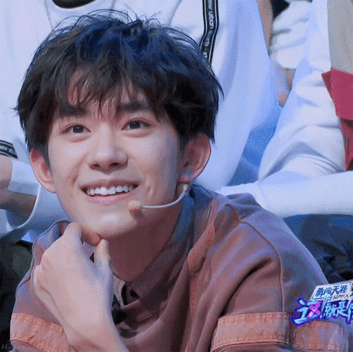 千玺的梨涡长在嘴角偏下一点的位置,只要他一笑,嘴角两边一深一浅的