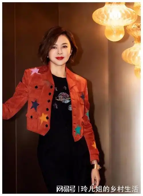 61岁关之琳减去短发换装之后重回颜值巅峰