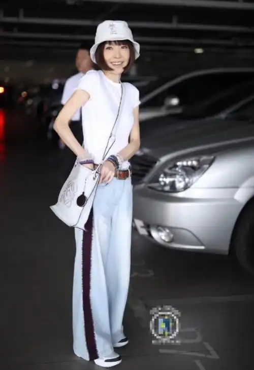 51岁鲁豫机场亮相大变样,包子脸丰满身材超抢镜,网友惊呼:这是同一个