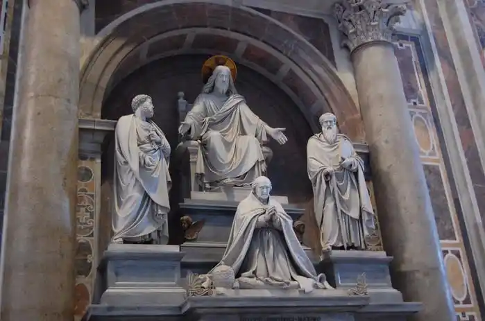 圣彼得大教堂里极大的宗教人物雕塑.