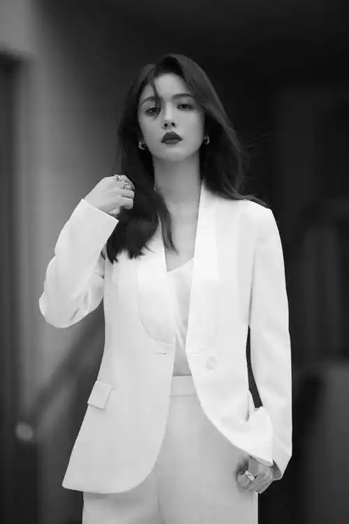 蔡文静新写真曝光 长发落肩穿白色西装氛围感十足