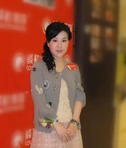 杨小娟的五官精致气质也好,更可贵的是穿搭方面可以说是很有个人风格