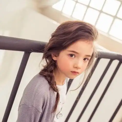 麻花辫小女孩女生头像