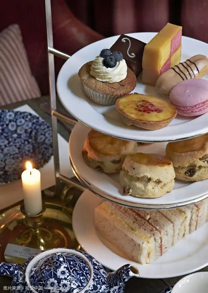 茶点上放着三明治和蛋糕