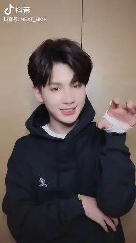 黄明昊dy更新 小奶狗小狼狗切换自如,太好看了!