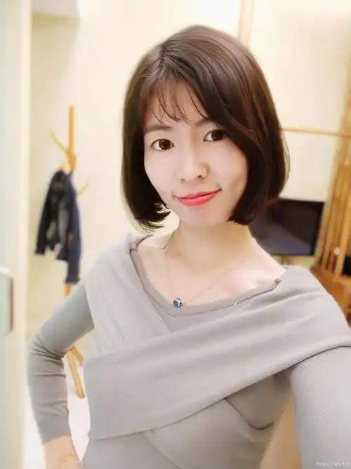 短发发型日益成为这部分女性的心头好,因其兼具精明干练和婉约柔美的