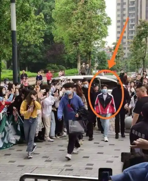 王源录制节目粉丝疯狂应援,女友粉举牌:王源老婆我最配_网友_照片